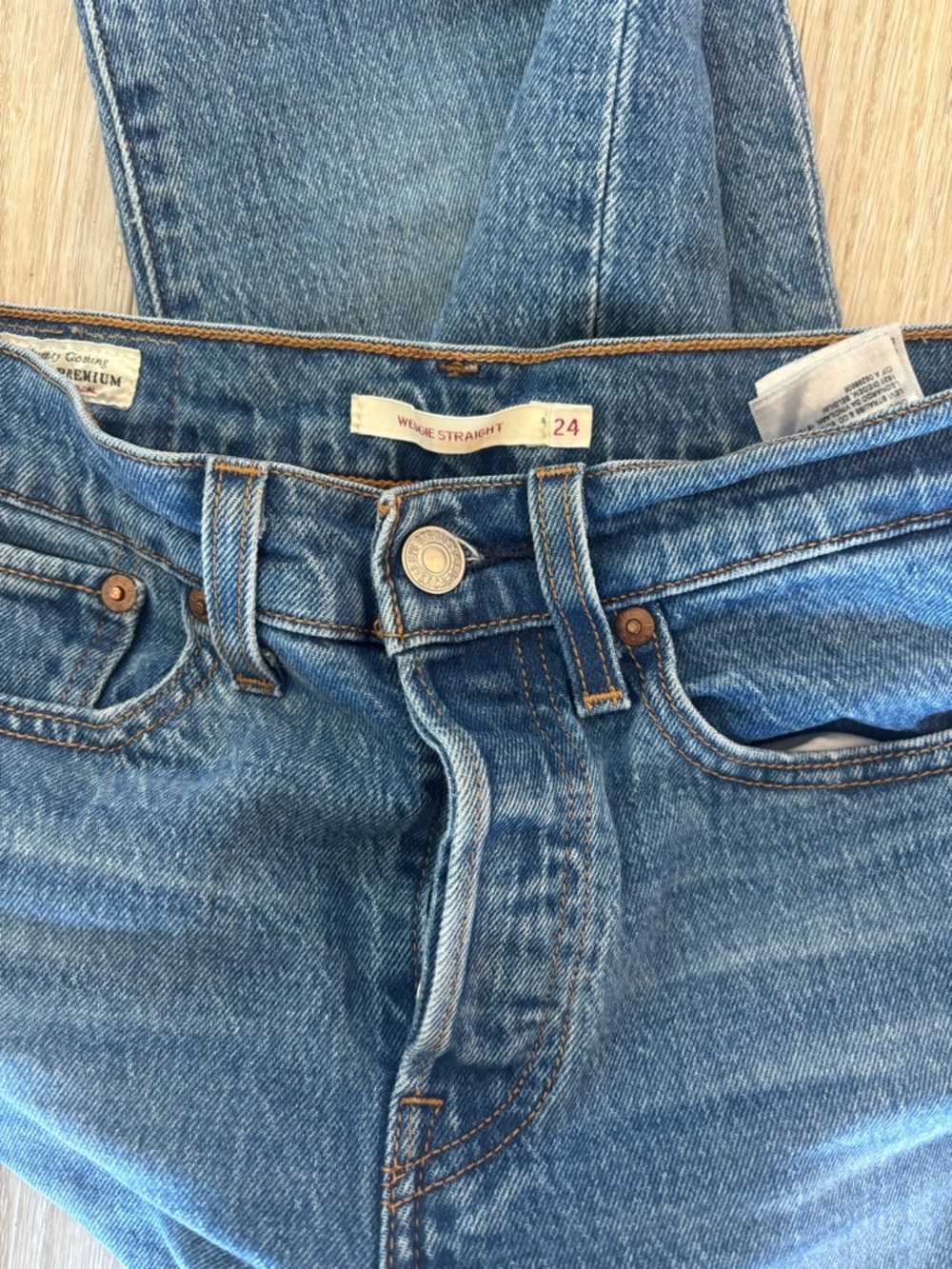 Levi’s Wedgie Straight Denim Jeans - Picture 2 of 5